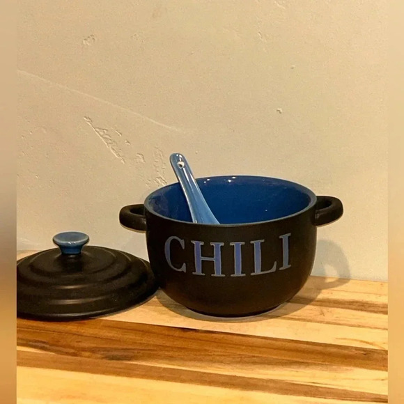 Ceramic Chili Pot with Lid and Spoon. Blue and White. Holds 24 oz. Brand New!! - Picture 3 of 9